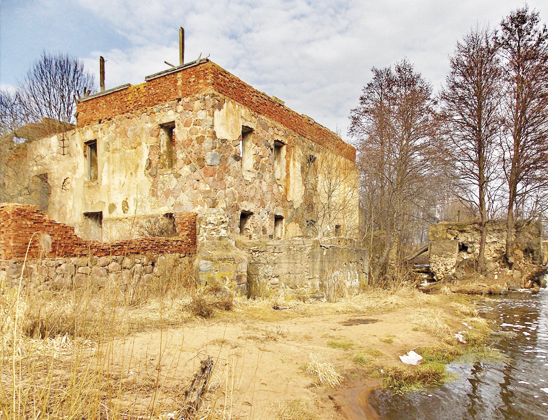 Руины водяной мельницы. 